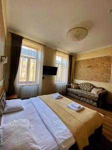 una camera da letto con un grande letto e un divano di Hotel 39 a Lviv Altre 99 foto