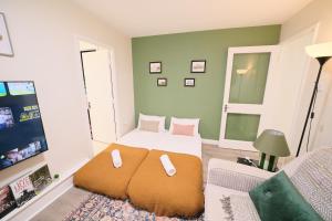a bedroom with a bed and a couch at 1 Bedroom Apartment By Travel Lets Holiday Homes Derry Beside The City Walls in Derry Londonderry