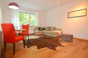 ein Wohnzimmer mit einem Sofa und einem Tisch in der Unterkunft Ringpark-Ferien in Würzburg