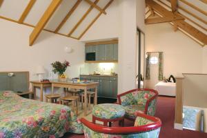 Kuchyň nebo kuchyňský kout v ubytování Cit'Hotel Avallon Vauban
