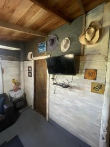 a room with a tv and a hat on the wall at Las calandrias in Barrio Copacabana