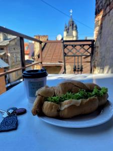 un panino su un piatto bianco su un tavolo di Hotel 39 a Lviv