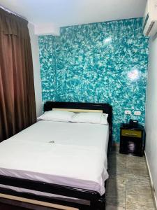 a bedroom with a bed with a green wall at Hotel Mi Palermo in Bucaramanga +36 photos