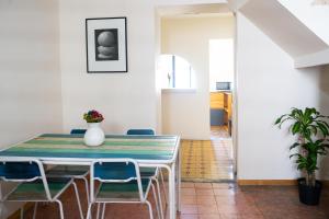 a dining room with a table and chairs at Hostalgia Casa Zul in Puebla