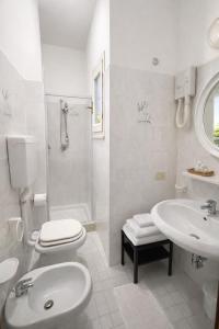 ein weißes Badezimmer mit Toilette und Waschbecken in der Unterkunft Hotel Sasselli Dipendenza Hotel Zamagna in Cesenatico
