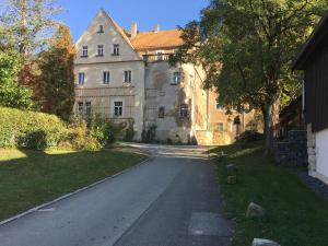 an empty road in front of a large building at Ferienwohnung Möckel in Struppen