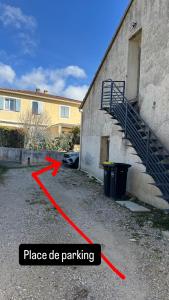 a building with a red arrow pointing to a parking lot at Spacieux studio 2 à 3 personnes au pied du Ventoux km Zéro in Bédoin