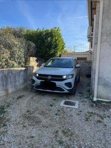 a car parked in front of a building at Spacieux studio 2 à 3 personnes au pied du Ventoux km Zéro in Bédoin