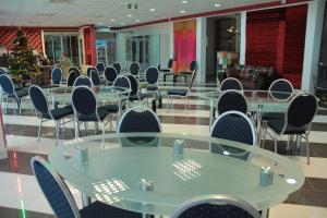 A restaurant or other place to eat at Tisza Corner Hotel