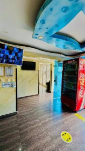 a room with a vending machine in a building at Hotel Mi Palermo in Bucaramanga