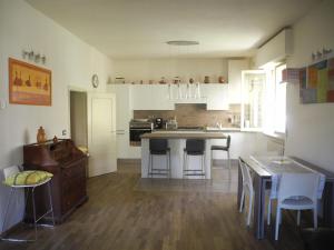 a kitchen with a table and chairs in a room at Flat26 in Castiglion Fiorentino