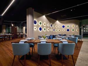 a restaurant with a long table and chairs and tables and chairsktop at Verde Apartments CENTRUM klimatyzacja in Koszalin