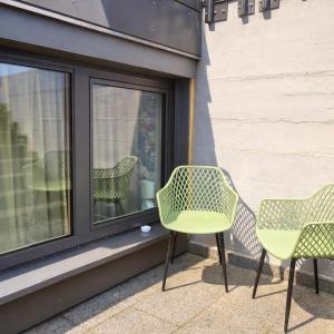 a couple of chairs sitting next to a window at modernes Apartment bei Schlosspark Nymphenburg, Top Verkehrsanbindungen, free parking, perfekt für Business- City-Trips und Events in Munich