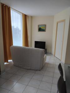 a living room with a couch and a television at Roz Aon in Châteauneuf-du-Faou
