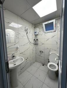a bathroom with a toilet and a sink at Ozan Konukevi in Hatay