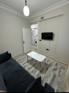 a living room with a couch and a tv at Ozan Konukevi in Hatay