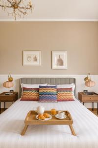 a tray of food on a bed with two bowls of food at Villa Ettore in Pompei