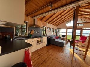 a kitchen and living room in a log cabin at Vakantiehuis - De Smidse in Haren