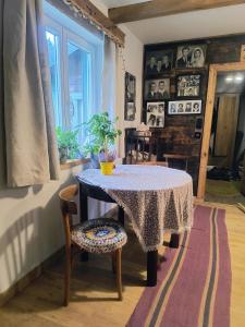 a table and chairs in a living room at Gospodarstwo agroturystyczne alpaki Pituchówka in Łoknica +17 photos