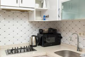 a kitchen with a microwave and a sink at İstanbul Amoria Guest House in Istanbul