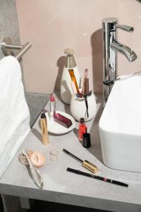 a counter with cosmetics and a sink in a bathroom at Atmosfere 21 in Pagani