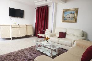 a living room with a couch and a table at Complexe A8CLOS in Douala
