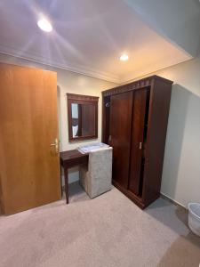 a room with a desk and a mirror and a door at سحابة صيف للشقق المخدومه 1 - حي النزهه - in Abha +93 photos