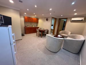 a living room with a kitchen and a dining room at سحابة صيف للشقق المخدومه 1 - حي النزهه - in Abha