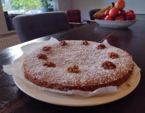 a cake sitting on top of a table at B&B Koe en Kussen in Bodegraven