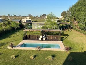 an overhead view of a swimming pool in a yard at EBC SUM&Aparts in San Miguel del Monte