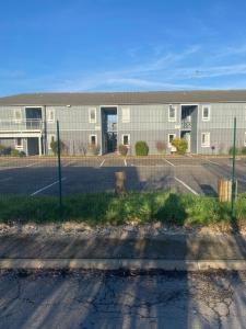 an empty parking lot in front of a building at Fast hôtel Troyes in Barberey-Saint-Sulpice