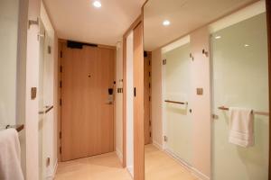 ein Badezimmer mit Dusche und Glastür in der Unterkunft Marwin Terra Hotel in Bangkok
