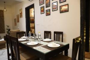 a dining room table with chairs and a dining at Nesara the nature villa in Jāmb