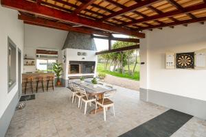 a kitchen and dining room with a table and chairs at Luxe villa for 8 - Heated Pool -AC -BBQ Area - Patio - 160Mbps - Olives - Palm - vineyard in Santa Luzia