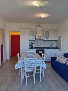 a kitchen and dining room with a table and chairs at Appartamento Taggiasca con piscina - Riva Trigoso in Sestri Levante