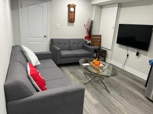 ein Wohnzimmer mit Sofa und Tisch in der Unterkunft Basement in Brampton