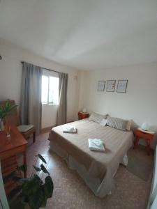 a bedroom with a large bed and a window at departamento completo, Luminoso, cómodo y bien ubicado ideal eventos river movistar arena tecnopolis in Munro