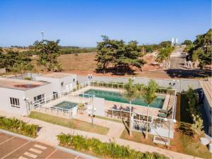 an aerial view of a house with a swimming pool at Flat Terras de Portinari in Barretos