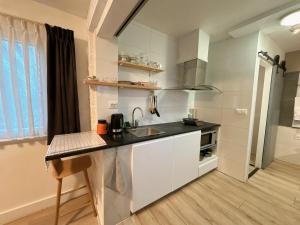 eine kleine Küche mit Spüle und Arbeitsfläche in der Unterkunft Wangwang house in Heerlen