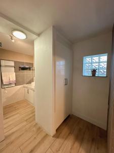 ein leerer Raum mit einem Badezimmer und einem Fenster in der Unterkunft Wangwang house in Heerlen