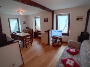 a living room with a couch and a table at Il quattordici in Rimasco