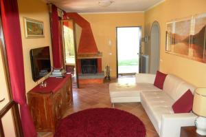a living room with a couch and a tv at Villa Vitalina in Ghivizzano