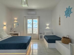 a bedroom with two beds and a window at Kleanthi Apartments in Drios