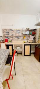 a kitchen with a counter and a table and chairs at Anais y Nicolas Cusco in Cusco