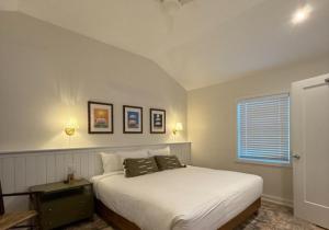 a bedroom with a white bed and a window at Rochambeau Roadside Inn in Williamsburg