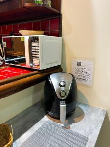 a microwave sitting on top of a counter at Flat central com estacionamento in Ribeirão Preto