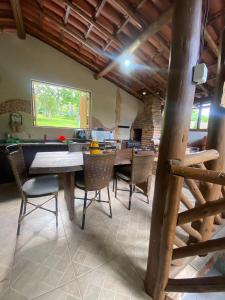 a kitchen and dining room with a table and chairs at Suítes no centro Histórico Diamantina in Diamantina