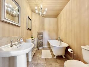a bathroom with two sinks and a tub and a toilet at Cottage 2 - Uk46612 in Broughton