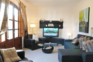 a living room with a couch and a tv at Luxury Apartment Marble Arch in St. Julianʼs