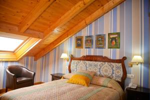 a bedroom with a bed and a chair at Posada Casona de la Ventilla in Laredo